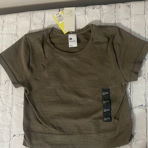 NWT! Target all in motion. Women's  Short Sleeve crop lengthTop